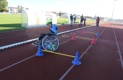 Parcours fauteuil - Louis en train de slalomer entre les plots