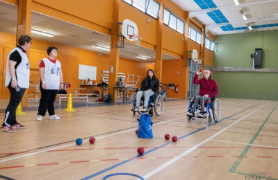 Jeunes femmes en pleine partie de boccia