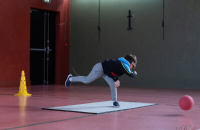 Jeune garçon jouant au torball