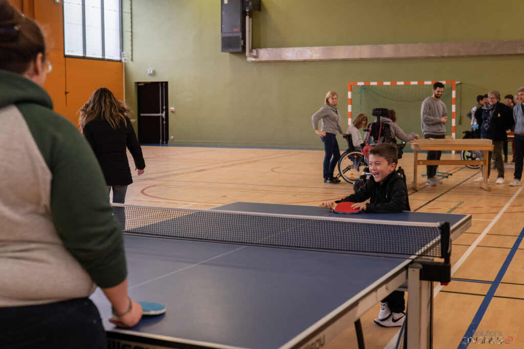 Tennis de table - les nouvelles recrues s'essayent aux divers sports proposés.