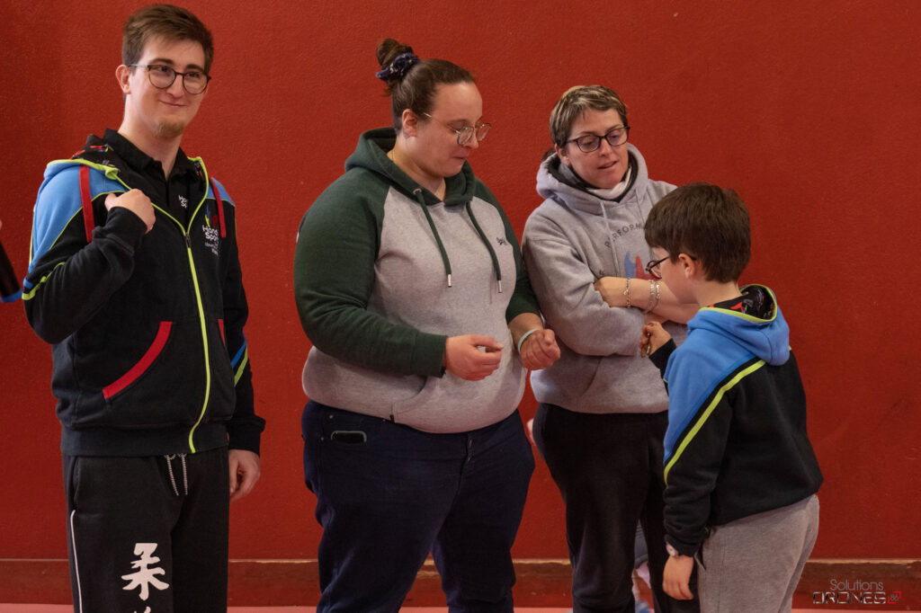 Remise de porte-clés, geste symbolique en remerciement du soutien et de la présence des membres du handisport Vienne.