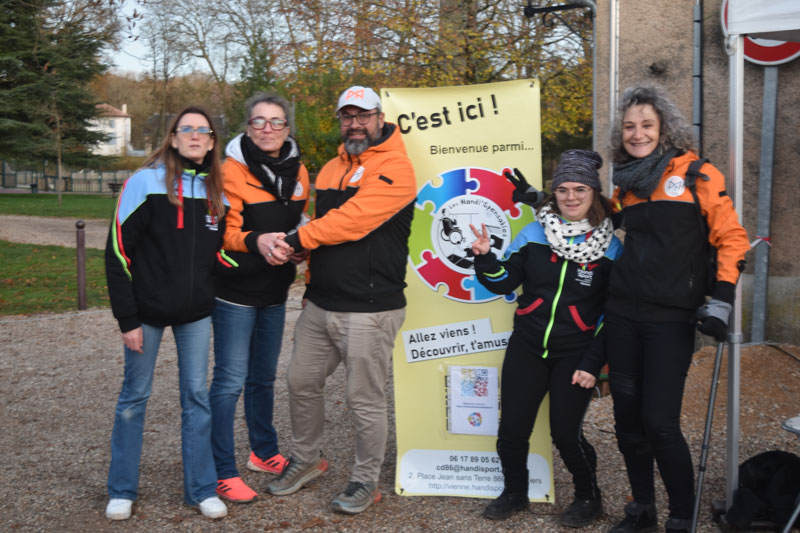 Christelle et Sayuri avec quelques membres de l'équipe du club Marche Nordique Pays Mélusin