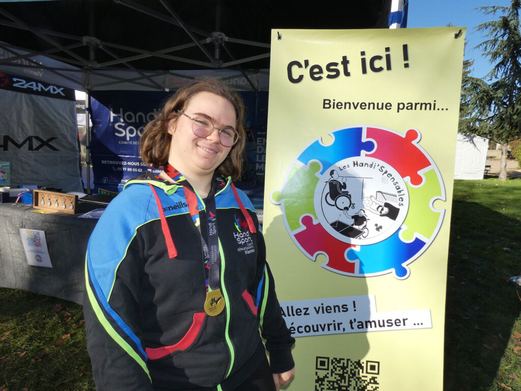 Sayuri devant le stand des handi'spensables aux 6 heures Vivonnoises