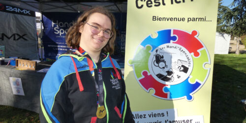 Sayuri devant le stand des handi'spensables aux 6 heures Vivonnoises