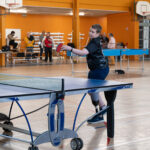 Jeune homme en pleine action de tennis de table.