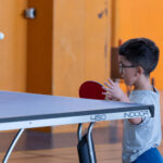 Image de tennis de table ; toute l'attention est portée sur la balle.