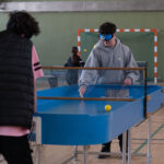 deux jeunes gens, masque occultant sur les yeux, s'essayent au showdown