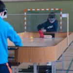 deux jeunes gens, masque occultant sur les yeux, s'essayent au showdown