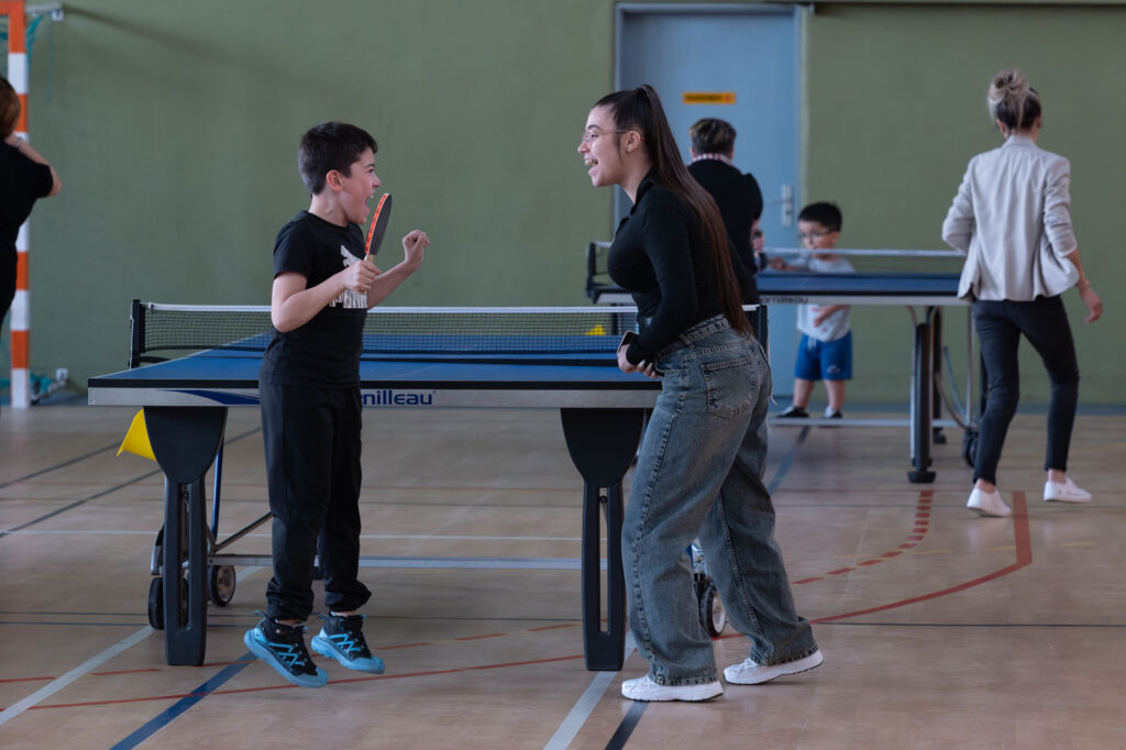 Timéo et sa partenaire en pleine euphorie ; la victoire est exaltante !